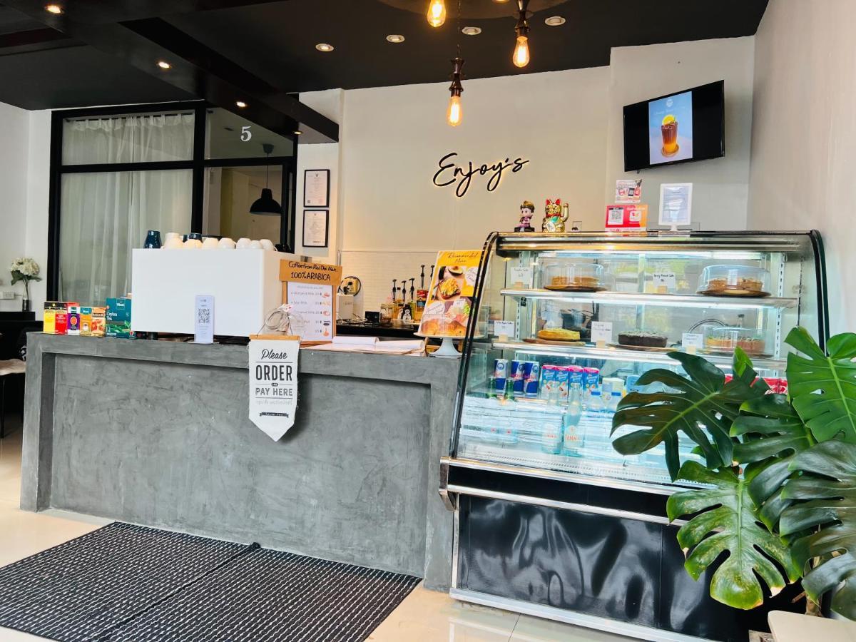 Enjoy'S Beach House & Cafe' Ban Karon Bagian luar foto
