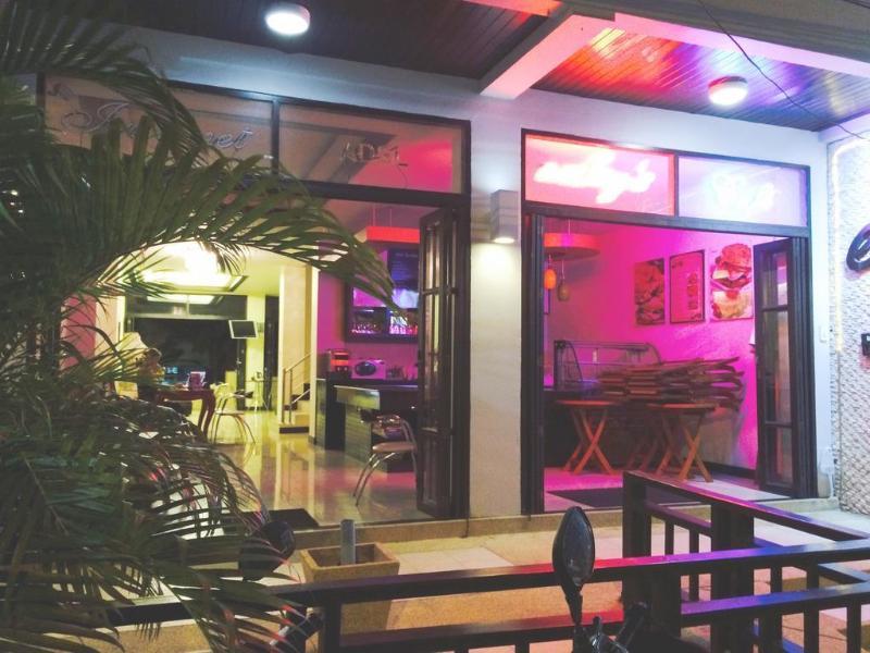 Enjoy'S Beach House & Cafe' Ban Karon Bagian luar foto