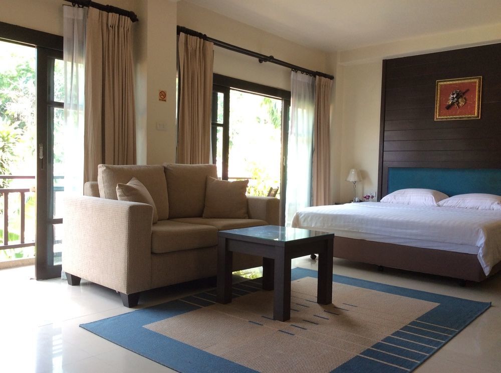Enjoy'S Beach House & Cafe' Ban Karon Bagian luar foto