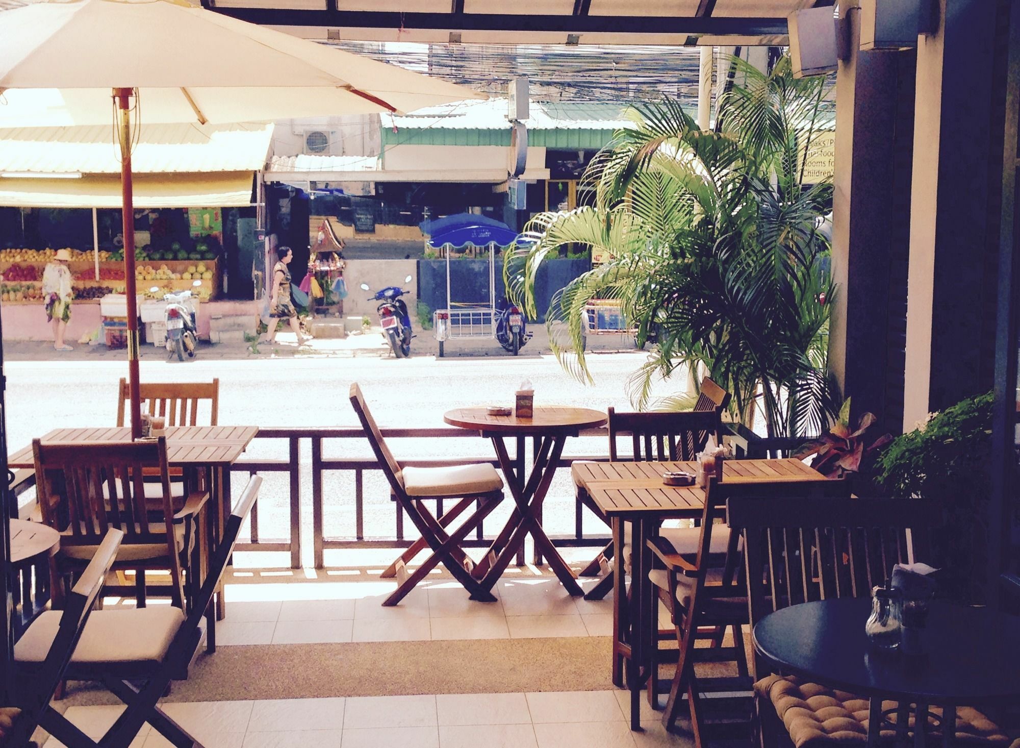 Enjoy'S Beach House & Cafe' Ban Karon Bagian luar foto