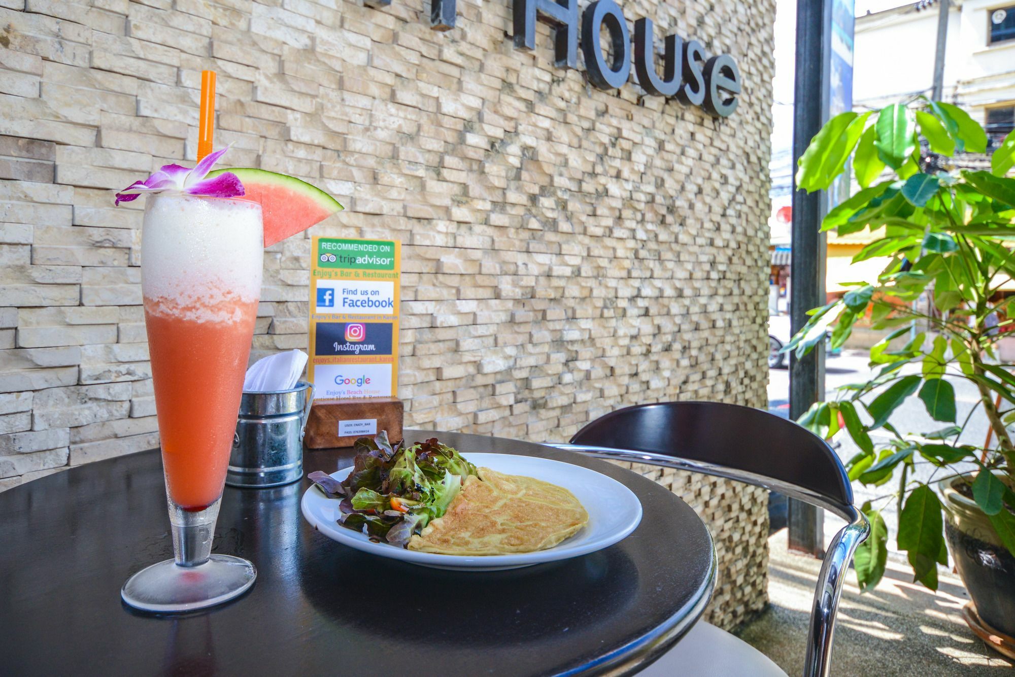 Enjoy'S Beach House & Cafe' Ban Karon Bagian luar foto