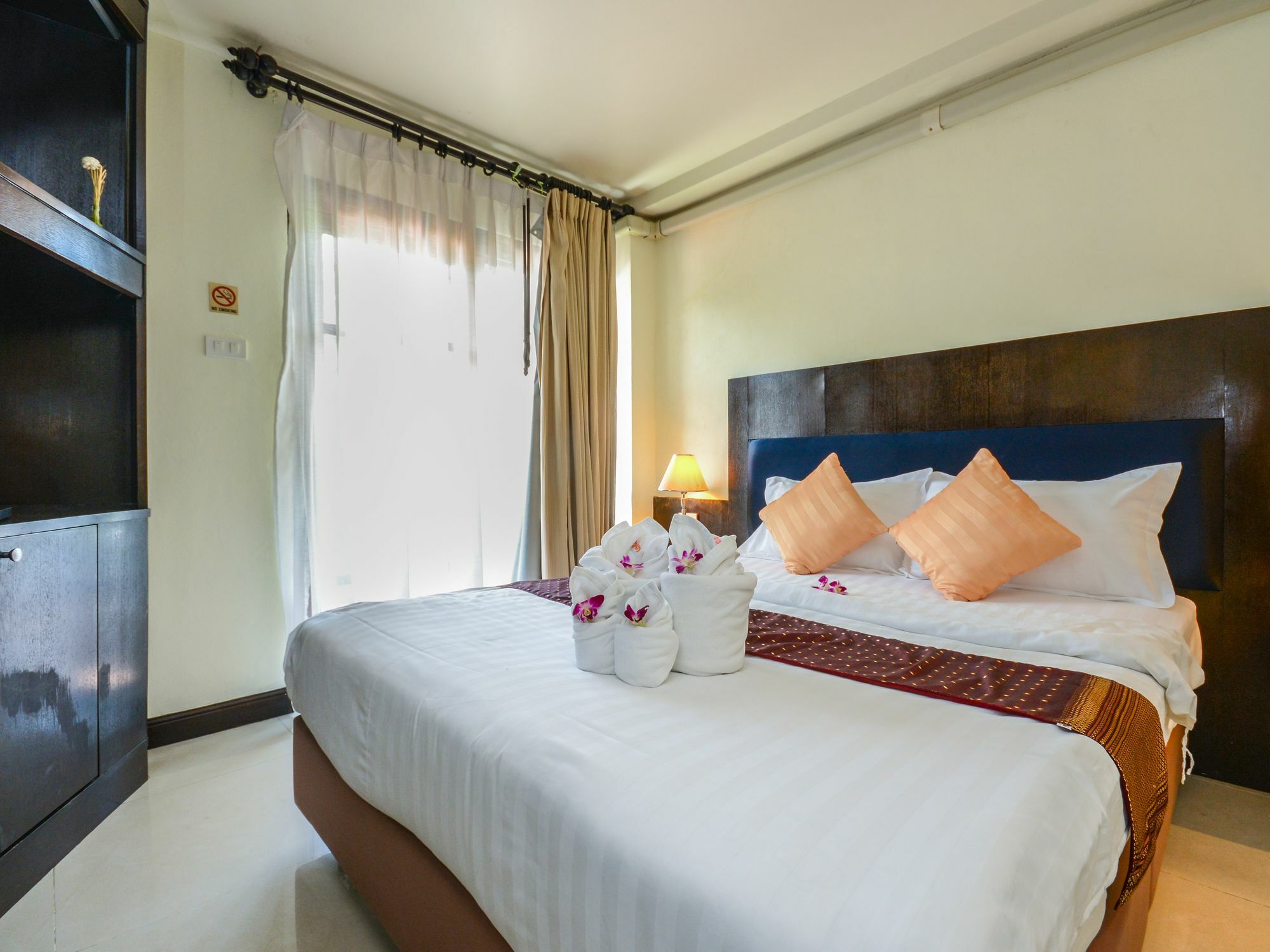 Enjoy'S Beach House & Cafe' Ban Karon Bagian luar foto