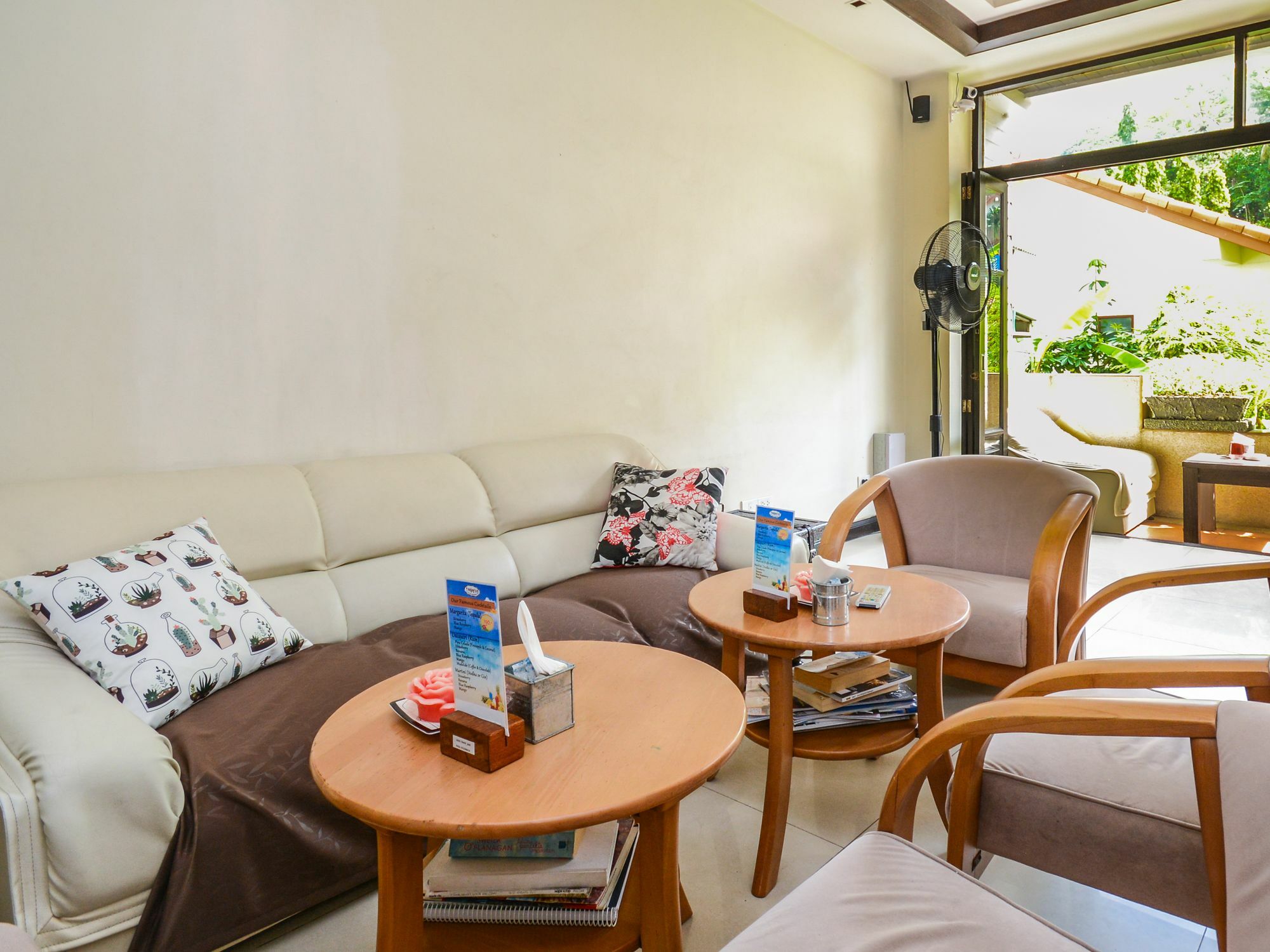 Enjoy'S Beach House & Cafe' Ban Karon Bagian luar foto