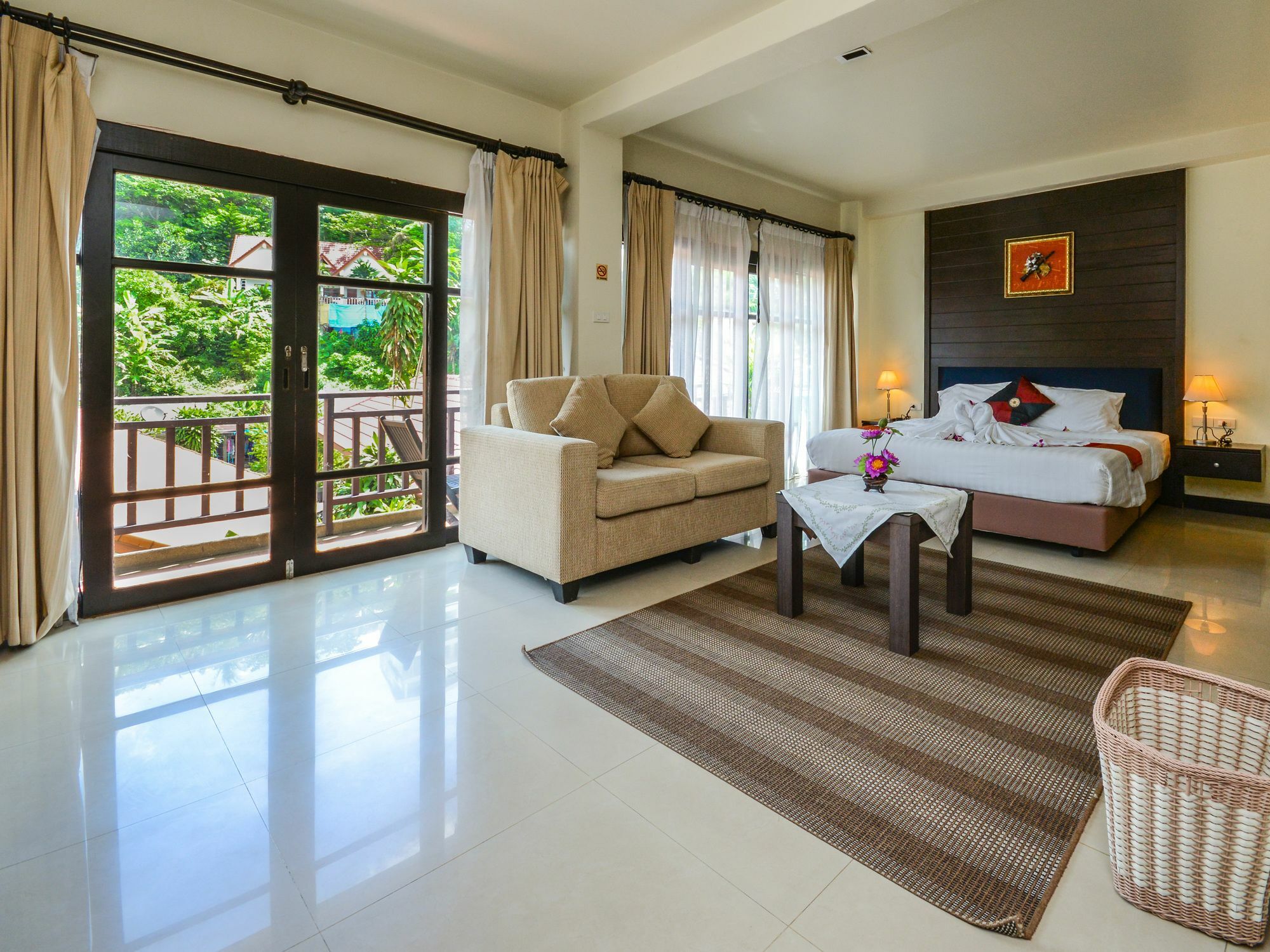 Enjoy'S Beach House & Cafe' Ban Karon Bagian luar foto
