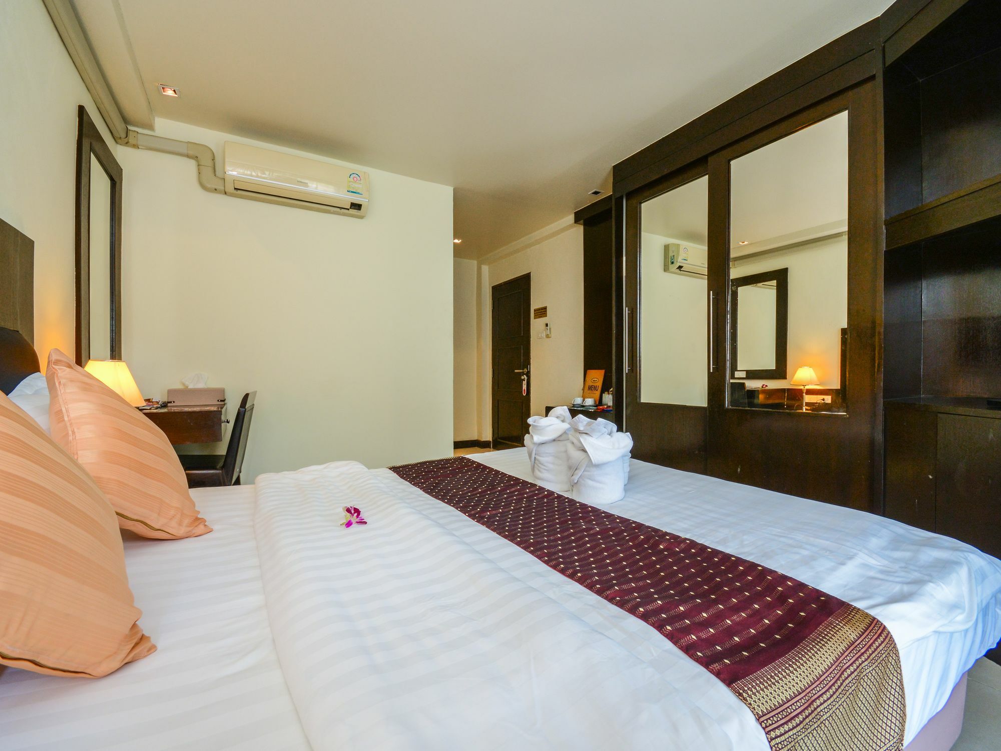 Enjoy'S Beach House & Cafe' Ban Karon Bagian luar foto