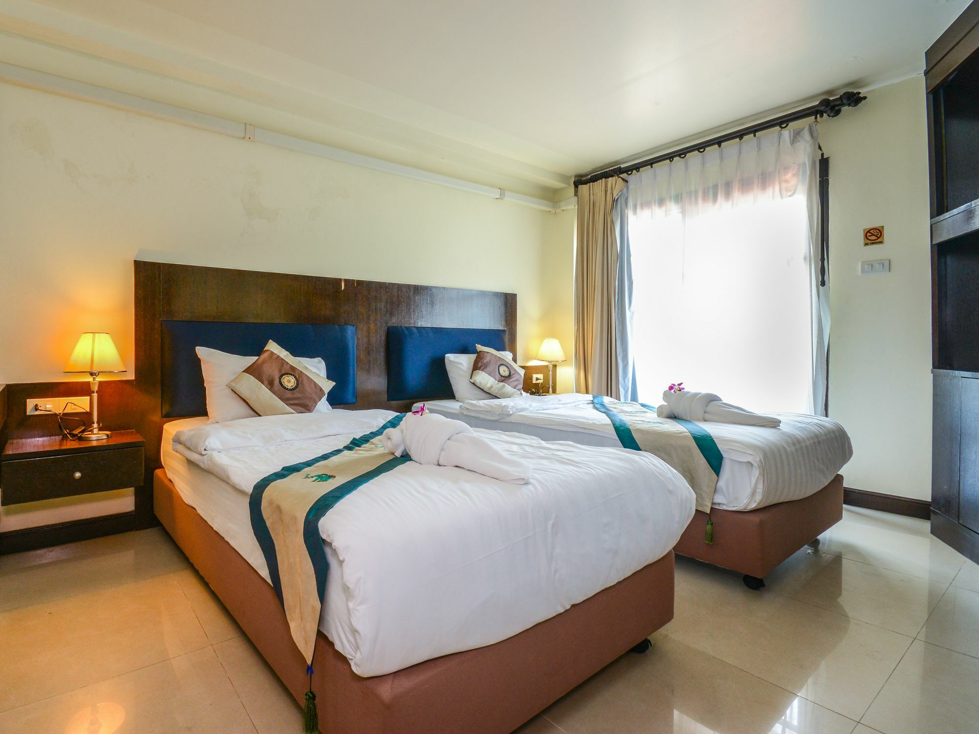 Enjoy'S Beach House & Cafe' Ban Karon Bagian luar foto